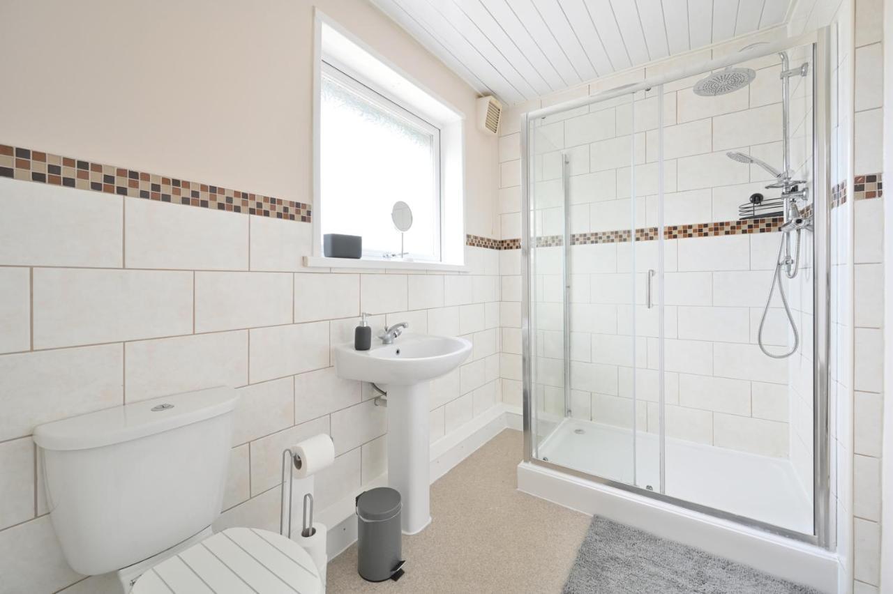 Вилла Sleek And Stylish 3 Bed In Bolton - Garden - Parking Экстерьер фото