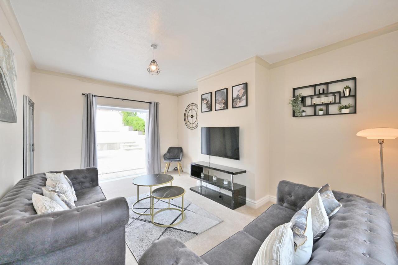 Вилла Sleek And Stylish 3 Bed In Bolton - Garden - Parking Экстерьер фото