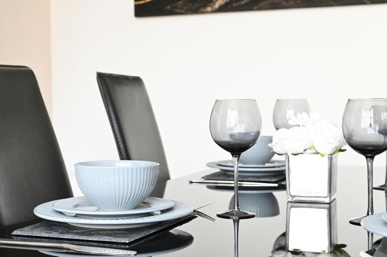 Вилла Sleek And Stylish 3 Bed In Bolton - Garden - Parking Экстерьер фото