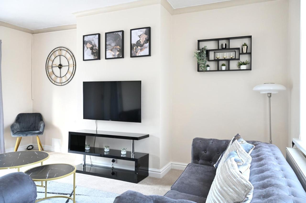 Вилла Sleek And Stylish 3 Bed In Bolton - Garden - Parking Экстерьер фото