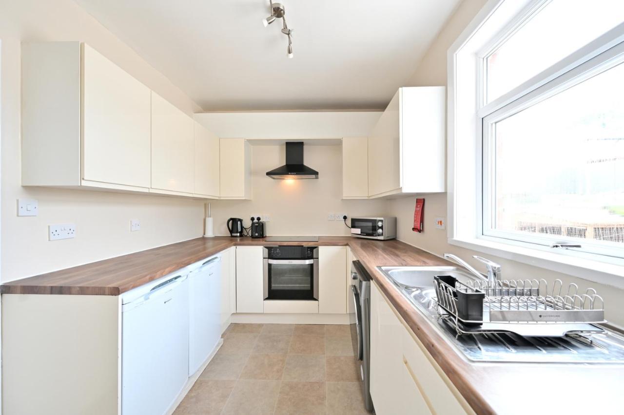 Вилла Sleek And Stylish 3 Bed In Bolton - Garden - Parking Экстерьер фото