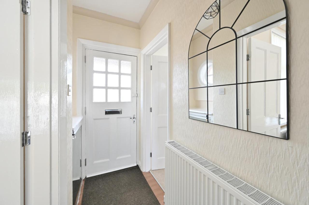 Вилла Sleek And Stylish 3 Bed In Bolton - Garden - Parking Экстерьер фото